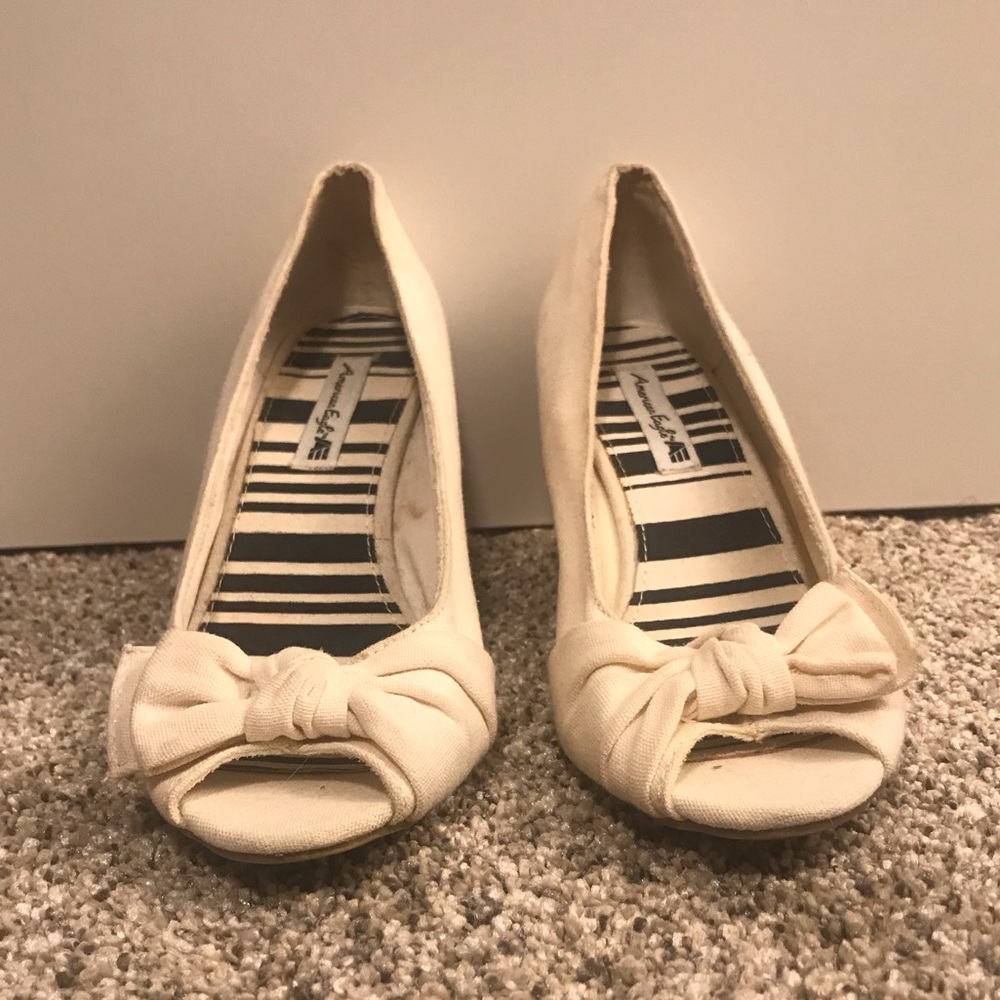 American Eagle Cream Wedges with Bow